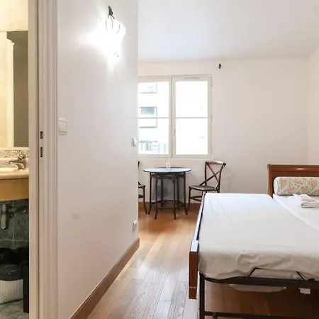In The Center Of Capucines Apartment Paris