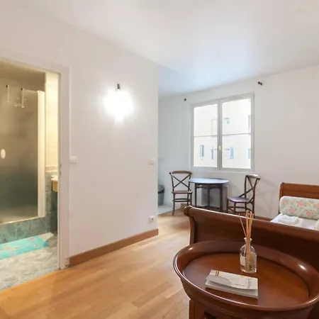 In The Center Of Capucines Apartment
