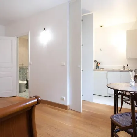 In The Center Of Capucines Apartment Paris